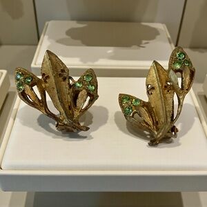 Gorgeous Vintage Brushed Gold Tone & Green Rhinestone Leaf Clip On Earrings